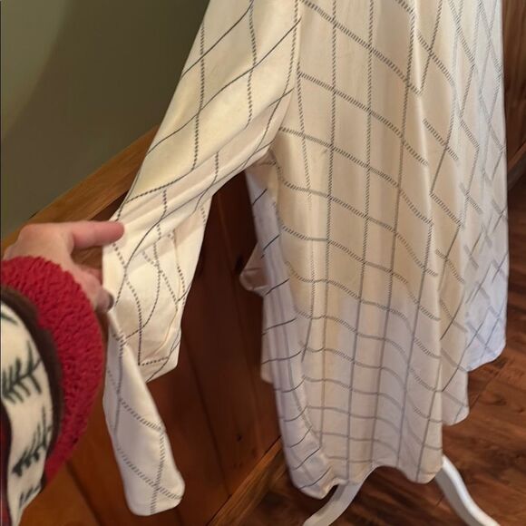 Elegant Cream Cardigan with Diamond Design - Picture 8 of 10